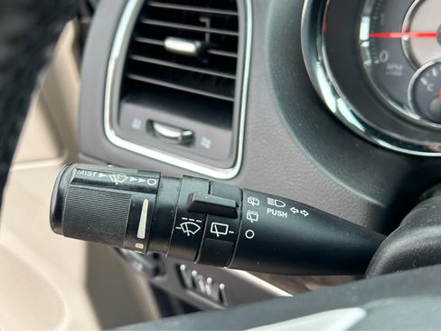 Used 2016 Chrysler Town & Country Touring-L FWD image 31