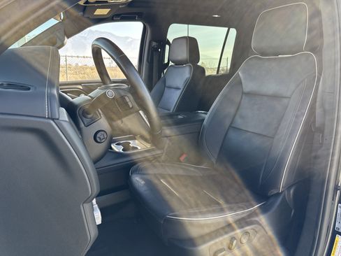 Used 2023 GMC Yukon XL SLT w/ SLT Premium Package image 18