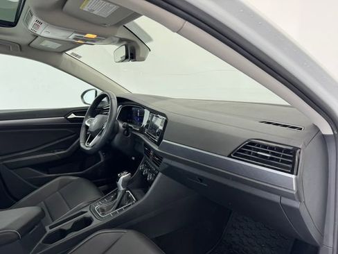 Used 2024 Volkswagen Jetta SE image 32