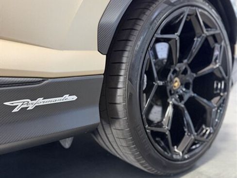 Used 2024 Lamborghini Urus Performante AWD/4WD image 11