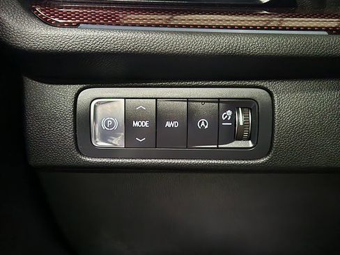 Used 2024 Chevrolet Traverse Z71 AWD/4WD image 38