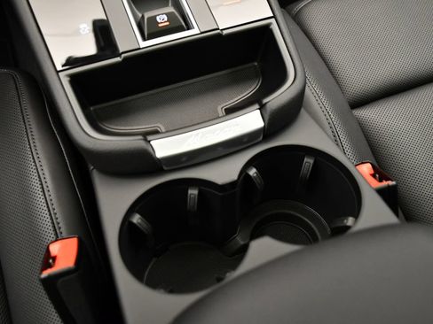Certified 2025 Porsche Macan AWD/4WD image 34