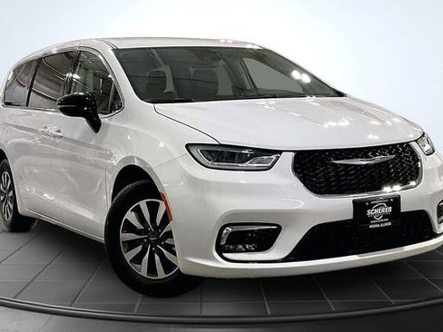 Used 2024 Chrysler Pacifica Limited FWD image 12
