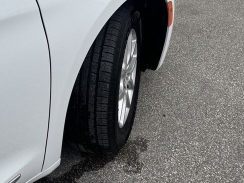 Used 2020 Chrysler Pacifica Touring-L image 13