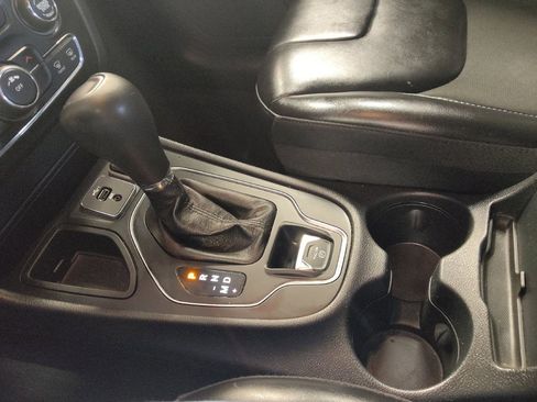 Used 2020 Jeep Cherokee Latitude Plus image 26