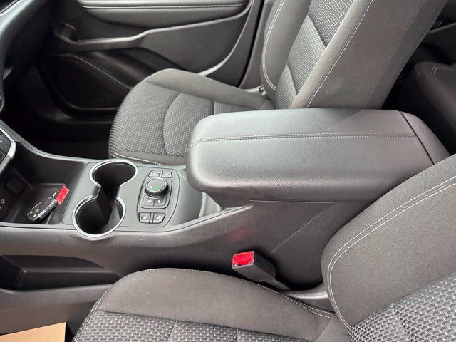 Used 2024 GMC Terrain SLE w/ Driver Convenience Package FWD image 16