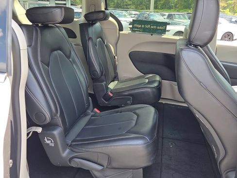 Used 2024 Chrysler Pacifica Touring-L FWD image 14