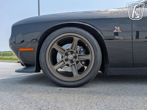 Used 2016 Dodge Challenger R/T Scat Pack w/ Leather Interior Group image 27