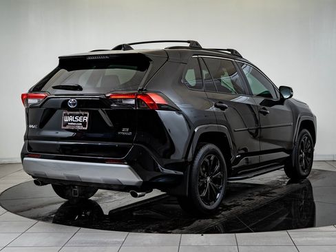 Used 2023 Toyota RAV4 SE image 7