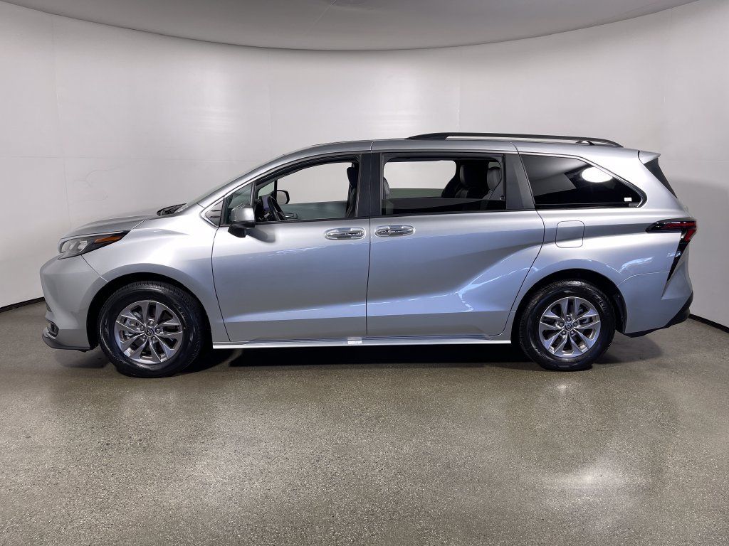 Certified 2025 Toyota Sienna XLE FWD image 6