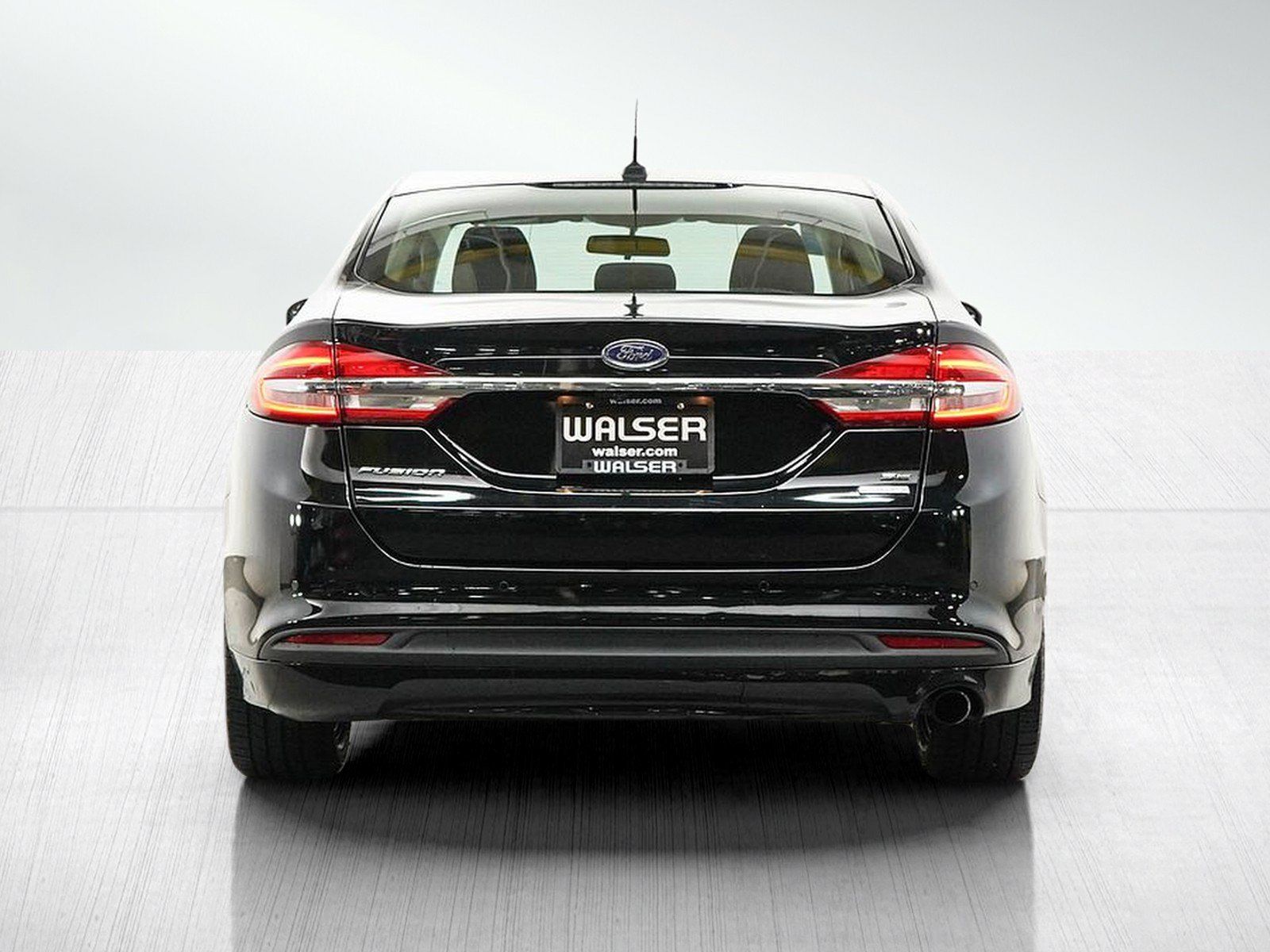 Used 2017 Ford Fusion SE w/ Fusion SE Technology Package FWD image 4