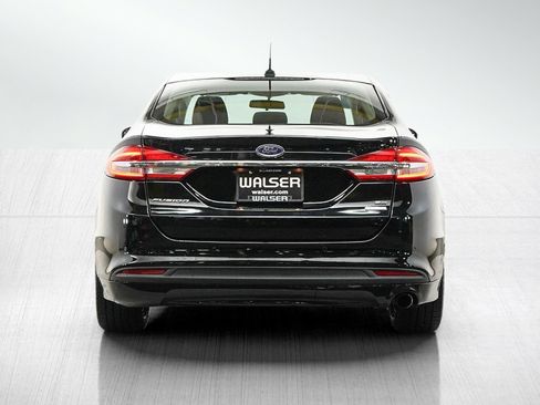 Used 2017 Ford Fusion SE w/ Fusion SE Technology Package FWD image 4