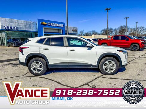 Used 2025 Chevrolet Trax LS w/ LS Convenience Package image 8