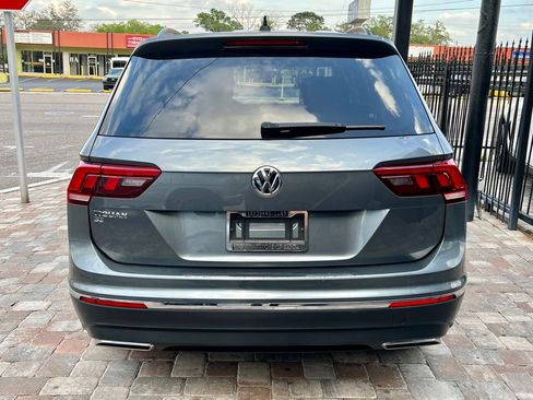 Used 2021 Volkswagen Tiguan SE w/ Panoramic Sunroof Package image 9