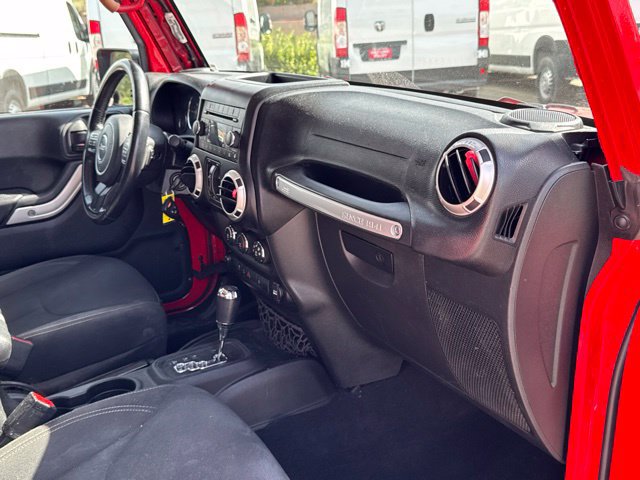 Used 2018 Jeep Wrangler Unlimited Sahara w/ Connectivity Group AWD/4WD image 15