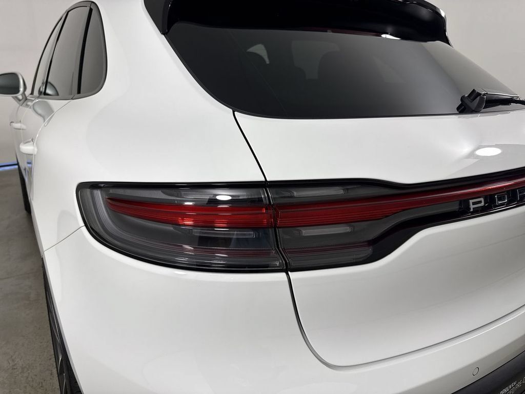 Certified 2025 Porsche Macan AWD/4WD image 18