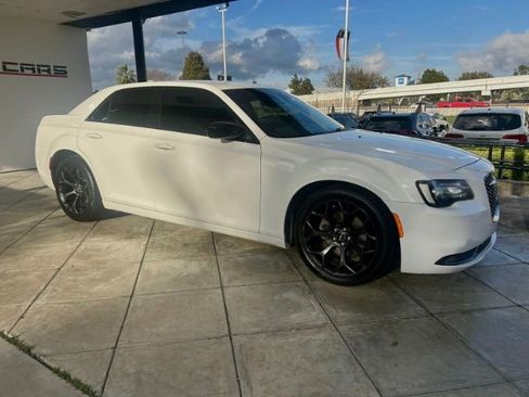 Used 2019 Chrysler 300 Touring w/ Sport Appearance Package image 5