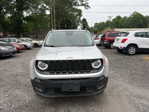 Used 2017 Jeep Renegade Latitude w/ Cold Weather Group AWD/4WD image 4