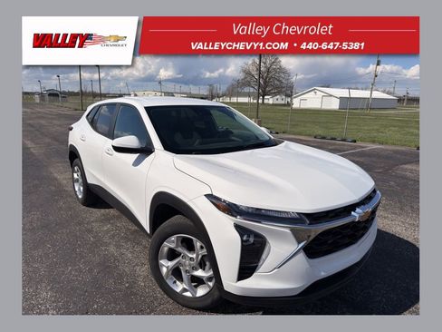 Used 2024 Chevrolet Trax LS w/ LS Convenience Package image 1