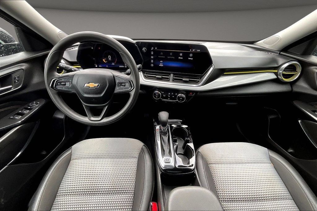 Used 2025 Chevrolet Trax LT FWD image 10