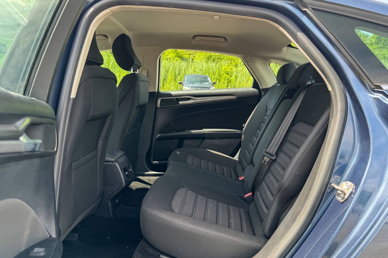 Used 2018 Ford Fusion SE w/ Fusion SE Technology Package FWD image 17