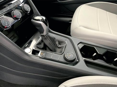 Certified 2023 Volkswagen Taos SE w/ Panoramic Sunroof Package image 17