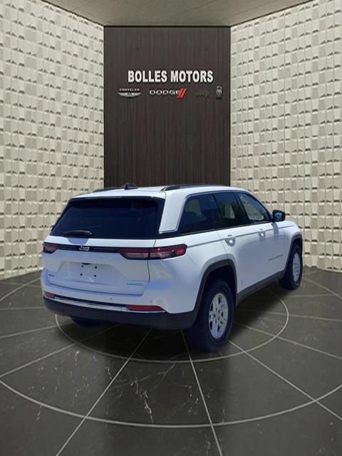Used 2023 Jeep Grand Cherokee Laredo AWD/4WD image 4