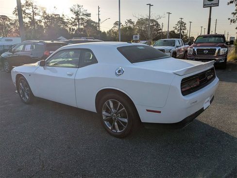 Used 2021 Dodge Challenger SXT image 6