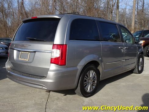 Used 2014 Chrysler Town & Country Touring-L w/ Driver Convenience Group FWD image 6