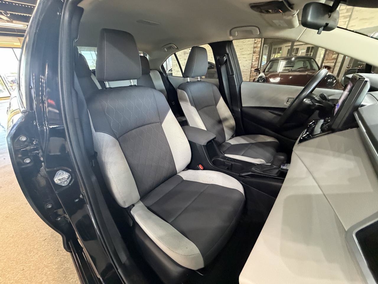 Used 2023 Toyota Corolla LE FWD image 9
