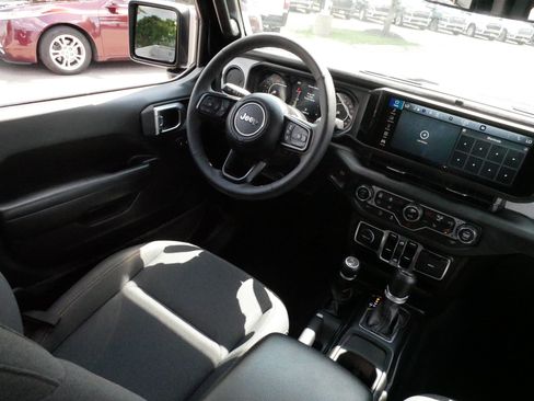 Used 2025 Jeep Wrangler Unlimited Sport AWD/4WD image 9