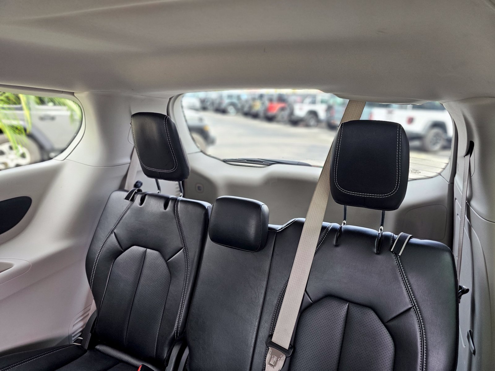 Used 2024 Chrysler Pacifica Limited FWD image 27