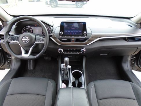 Used 2024 Nissan Altima 2.5 SV FWD image 13