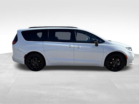 New 2026 Chrysler Pacifica Select w/ S Appearance Package image 7