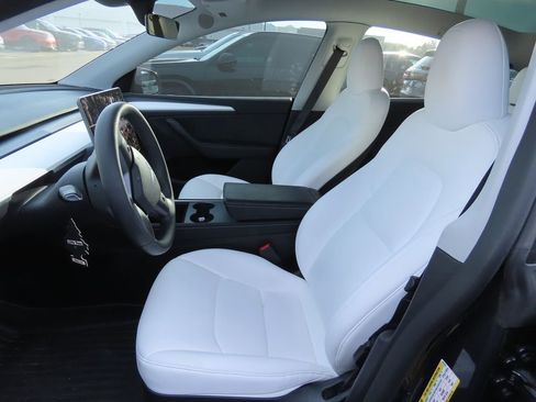 Used 2024 Tesla Model Y Long Range image 10