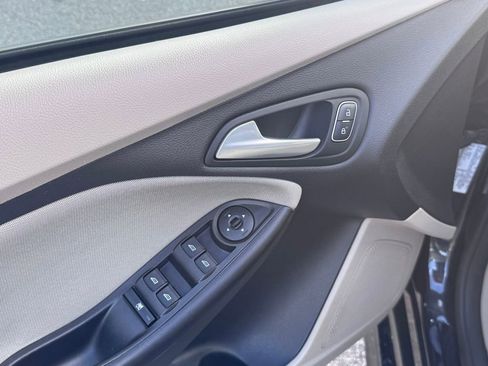 Used 2015 Ford Focus SE w/ SE Sport Package image 9