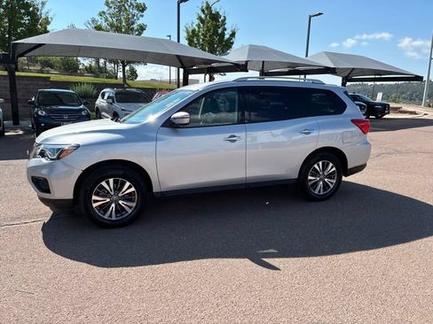 Used 2019 Nissan Pathfinder SL AWD/4WD image 4