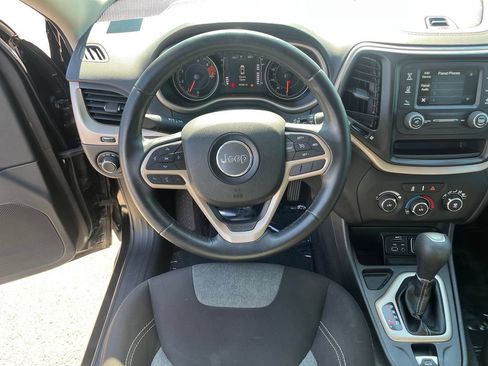Used 2017 Jeep Cherokee Sport FWD image 17