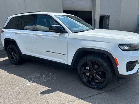 Used 2023 Jeep Grand Cherokee Altitude AWD/4WD image 8