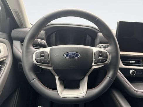 Used 2025 Ford Explorer Active AWD/4WD image 12