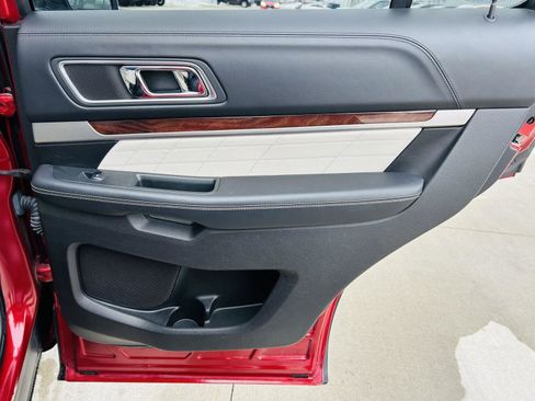 Used 2017 Ford Explorer Platinum image 34