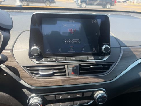 Used 2025 Nissan Altima 2.5 SV FWD image 11