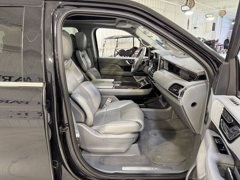 Used 2019 Lincoln Navigator Reserve image 15