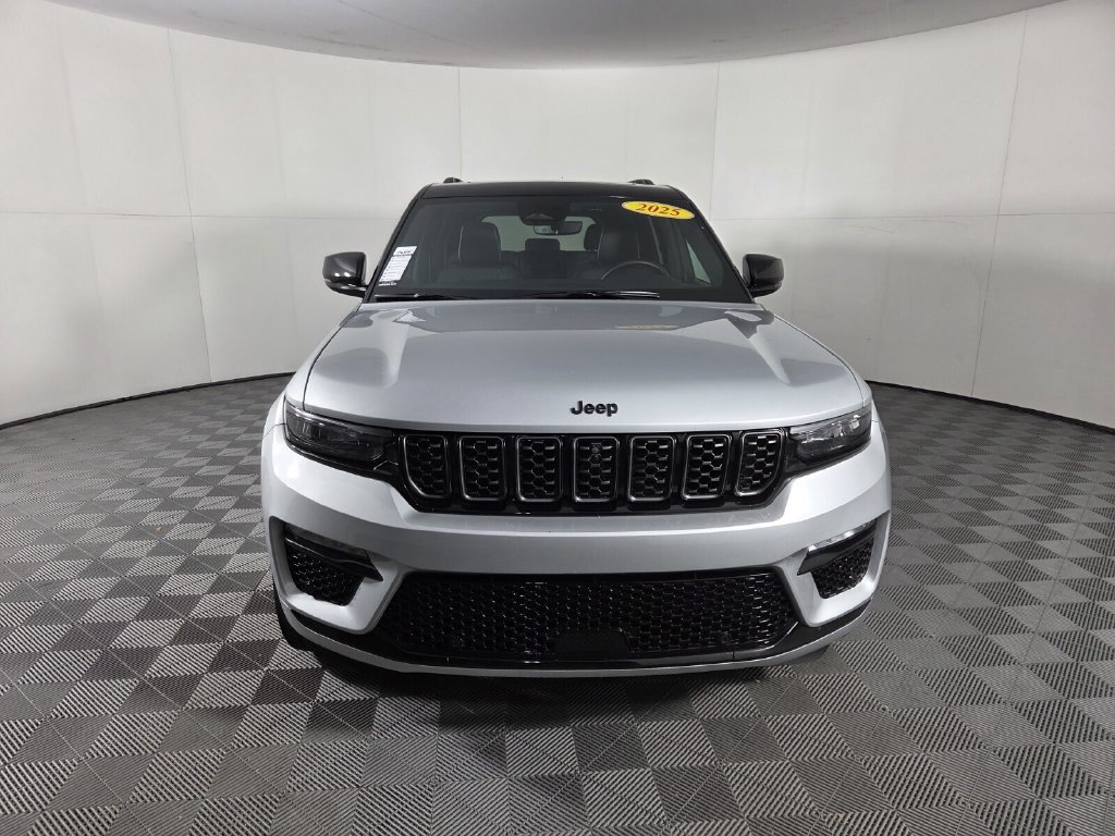 Used 2025 Jeep Grand Cherokee Summit w/ Obsidian Package AWD/4WD image 4