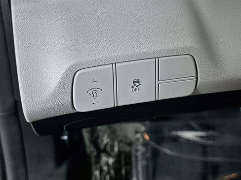 Used 2025 Hyundai Elantra Limited FWD image 21