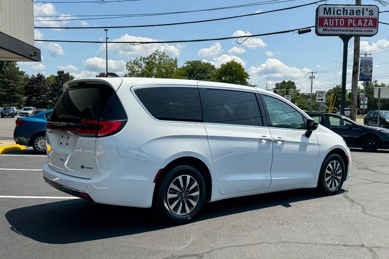 Used 2024 Chrysler Pacifica Limited FWD image 4