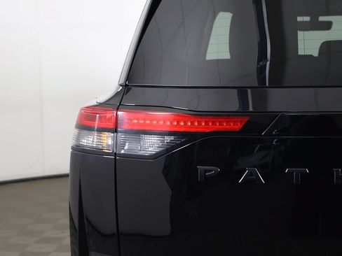 Used 2023 Nissan Pathfinder SL w/ Black Appearance Package AWD/4WD image 17