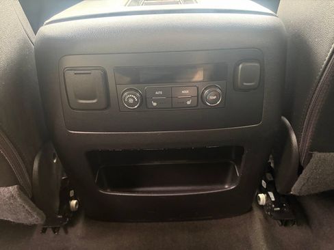 Used 2017 GMC Yukon SLT AWD/4WD image 14