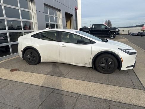 Used 2025 Toyota Prius LE image 8