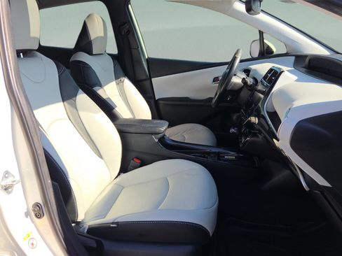 Used 2019 Toyota Prius L Eco image 16